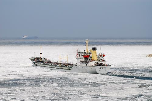 1月15日,在山東萊州港,一艘貨輪穿過(guò)海冰艱難出港。受持續(xù)低溫寒潮天氣影響,中國(guó)渤海、黃海海域遭遇近30年來(lái)最嚴(yán)重的海冰冰情,嚴(yán)重影響附近海域的生產(chǎn)和居民生活。目前約40%渤海海面已結(jié)冰,預(yù)計(jì)未來(lái)一周遼東灣、渤海灣、萊州灣、黃海北部、膠州灣北部仍將有較為嚴(yán)重的冰情。新華社發(fā)(初陽(yáng) 攝)