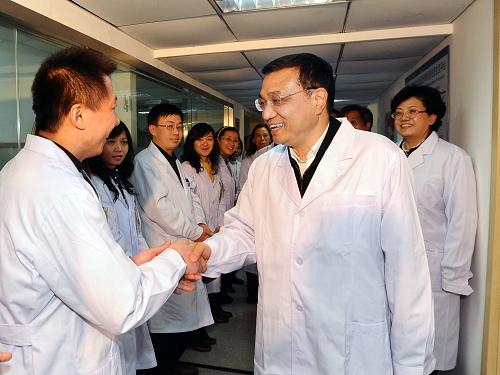 1月19日,中共中央政治局常委、國務(wù)院副總理李克強(qiáng)來到國家人口計生委及所屬研究機(jī)構(gòu),考察人口計生科研、管理和服務(wù)工作。這是李克強(qiáng)在國家人口計生委科研所與研究人員親切握手。新華社記者 李濤 攝
