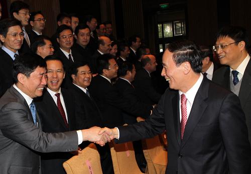 1月21日,在2010年上海世界博覽會(huì)開幕倒計(jì)時(shí)100天之際,上海世博會(huì)組委會(huì)第八次會(huì)議暨國(guó)內(nèi)參展工作會(huì)議在上海召開。這是會(huì)后,中共中央政治局委員、國(guó)務(wù)院副總理、上海世博會(huì)組委會(huì)主任委員王岐山接見(jiàn)上海世博會(huì)贊助企業(yè)代表。新華社記者 張明 攝