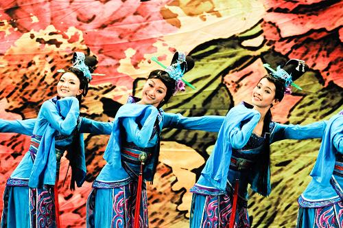 2月2日,在埃及首都開羅的開羅大學(xué)大禮堂,中國北京大學(xué)學(xué)生藝術(shù)團(tuán)演員表演舞蹈《踏歌》。當(dāng)日,北京大學(xué)學(xué)生藝術(shù)團(tuán)在這里為埃及觀眾奉獻(xiàn)了一場充滿濃郁中國風(fēng)情的演出。新華社記者 張寧 攝