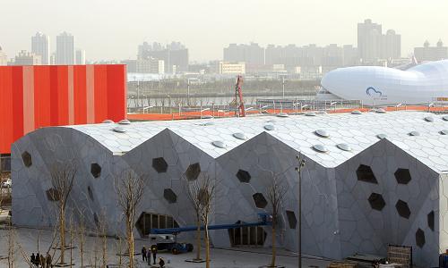 上海世博會城市最佳實踐區(qū)內的案例展館之一(攝于1月25日)。2月10日,上海世博會城市最佳實踐區(qū)工程建設正式竣工。城市最佳實踐區(qū)是上海世博會的創(chuàng)新項目,全球共有110多個城市參與了這次“城市發(fā)展實踐”的選拔,最終50個城市案例入選。入選案例分為宜居家園、可持續(xù)城市化、歷史遺產保護利用和環(huán)境科技創(chuàng)新四個領域,其中14個為實物案例,36個為展館展示案例。新華社記者 任瓏 攝