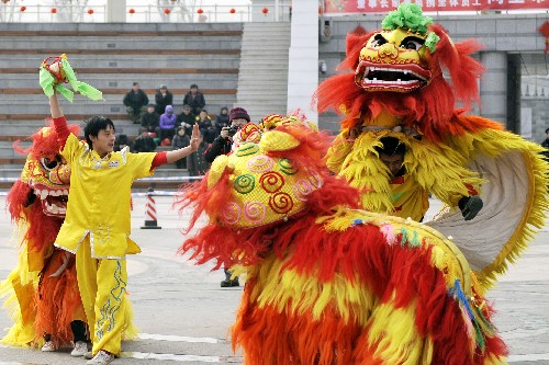 2月16日,來(lái)自濟(jì)南的民間舞獅隊(duì)在表演“群獅迎春”。 當(dāng)日,來(lái)自濟(jì)南各縣區(qū)的民間鑼鼓隊(duì)齊聚長(zhǎng)清區(qū)園博園參加首屆齊魯民間藝術(shù)展演,歡天喜地過(guò)大年。 新華社記者 朱崢 攝