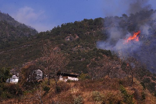 2月16日,在可控范圍內(nèi)燃燒的石門(mén)關(guān)風(fēng)景區(qū)森林大火已經(jīng)威脅到附近村莊民居。 2月14日發(fā)生在云南省大理白族自治州漾濞彝族自治縣蒼山西鎮(zhèn)金牛村石門(mén)關(guān)風(fēng)景區(qū)的森林大火,經(jīng)700多人50余小時(shí)的奮力撲救,至16日傍晚已得到局部控制,2000多名游客被疏散離開(kāi)景區(qū)。因火災(zāi)現(xiàn)場(chǎng)地形復(fù)雜,火場(chǎng)一帶6級(jí)風(fēng)力持續(xù)時(shí)間較長(zhǎng),地面撲救人員難以到達(dá)火場(chǎng)近距離開(kāi)展有效撲救,完全撲滅明火仍有較大困難?;饒?chǎng)過(guò)火面積初步統(tǒng)計(jì)約70公頃。 新華社記者陳海寧攝