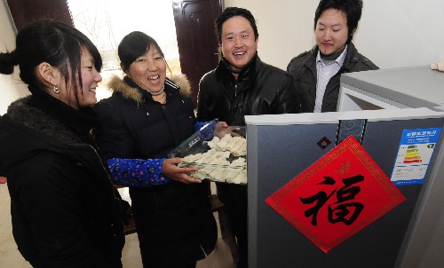 記者春節(jié)基層行)(1)返鄉(xiāng)農(nóng)民工歡樂過春節(jié) 新華社照片,巢湖(安徽),2010年2月16日 返鄉(xiāng)農(nóng)民工歡樂過春節(jié) 2月16日,安徽巢湖市居巢區(qū)王嘴村返鄉(xiāng)農(nóng)民工王幫金(右二)一家在展示剛剛添置的新電冰箱。 春節(jié)期間,在外打工的農(nóng)民工們紛紛回到家鄉(xiāng)。假期中走走親戚、聊聊家常,添置新的家電,歡樂的新春氣息讓辛勞的農(nóng)民工們感受著家的溫暖。 新華社記者 郭晨 攝