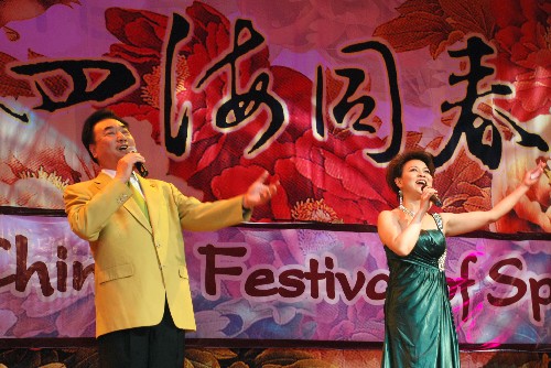 “文化中國(guó)·四海同春”亞洲藝術(shù)團(tuán)在馬來(lái)西亞舉行演出 2月16日,在馬來(lái)西亞哥打基納巴盧市,“文化中國(guó)·四海同春”亞洲藝術(shù)團(tuán)演員為當(dāng)?shù)孛癖娧莩枨?當(dāng)日,由中國(guó)國(guó)務(wù)院僑辦和中國(guó)海外交流協(xié)會(huì)組派的“文化中國(guó)·四海同春”亞洲藝術(shù)團(tuán)在馬來(lái)西亞舉行首場(chǎng)演出,與當(dāng)?shù)孛癖姽矐c春節(jié)。 新華社發(fā)