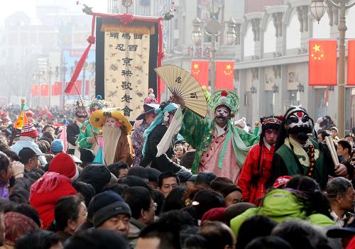 2月18日,民間高蹺表演隊(duì)在金街上穿越人流進(jìn)行表演。 當(dāng)日是正月初五,民間傳說是財(cái)神的生日,天津金街舉辦“虎虎生威 步步登高”大型文娛民俗新春花會(huì)踩街活動(dòng)。300多名民間藝人上演舞獅、抖空竹、踩高蹺、耍龍燈等20余種民間傳統(tǒng)藝術(shù),吸引眾人觀看。 新華社發(fā)(劉東岳 攝)