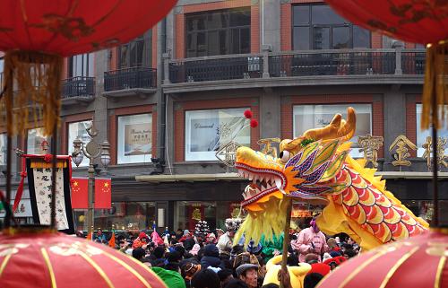 2月18日拍攝的金街民俗新春花會(huì)踩街活動(dòng)現(xiàn)場(chǎng)。 當(dāng)日是正月初五,民間傳說是財(cái)神的生日,天津金街舉辦“虎虎生威 步步登高”大型文娛民俗新春花會(huì)踩街活動(dòng)。300多名民間藝人上演舞獅、抖空竹、踩高蹺、耍龍燈等20余種民間傳統(tǒng)藝術(shù),吸引眾人觀看。 新華社發(fā)(王青巖 攝)
