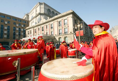 2月18日,由社區(qū)老年人組成的民間大鼓表演隊(duì)在進(jìn)行大鼓表演。 當(dāng)日是正月初五,民間傳說是財(cái)神的生日,天津金街舉辦“虎虎生威 步步登高”大型文娛民俗新春花會(huì)踩街活動(dòng)。300多名民間藝人上演舞獅、抖空竹、踩高蹺、耍龍燈等20余種民間傳統(tǒng)藝術(shù),吸引眾人觀看。 新華社發(fā)(劉東岳 攝)