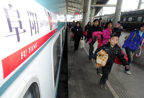 2月18日,旅客在阜陽火車站進(jìn)站乘車。 當(dāng)日是農(nóng)歷正月初五,阜陽火車站預(yù)計客流量達(dá)5萬余人次,較前幾日有明顯增加,迎來節(jié)后春運(yùn)客流高峰。 新華社記者郭晨攝