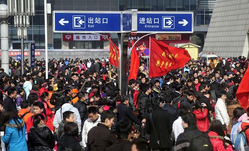 2月18日,旅客在武昌火車站站前廣場等待進(jìn)站。 當(dāng)日是中國農(nóng)歷正月初五,武昌火車站迎來節(jié)后客流返程高峰,預(yù)計當(dāng)日發(fā)送旅客將超過7萬人。 新華社記者 郝同前 攝