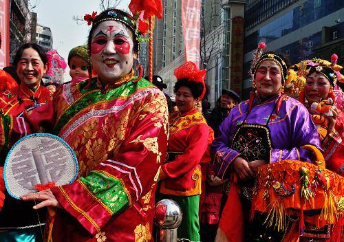 2月18日,即將參加社火表演的“媒婆”在候場(chǎng)。 當(dāng)日,蘭州張掖路城隍廟人頭攢動(dòng)、鑼鼓喧天,在一段威武的太平鼓表演后,蘭州春節(jié)民俗文化廟會(huì)拉開了帷幕。廟會(huì)從正月初五持續(xù)到十五,將舉辦包括文藝演出、非物質(zhì)文化遺產(chǎn)項(xiàng)目展示、社火表演、秦劇戲迷會(huì)、皮影戲演出、元宵燈展等一系列精彩紛呈的活動(dòng)。 新華社發(fā)(劉瀟攝)