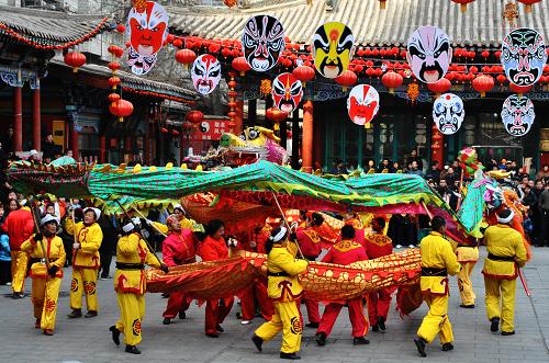 2月18日,蘭州春節(jié)民俗文化廟會(huì)上在進(jìn)行舞龍表演。 當(dāng)日,蘭州張掖路城隍廟人頭攢動(dòng)、鑼鼓喧天,在一段威武的太平鼓表演后,蘭州春節(jié)民俗文化廟會(huì)拉開了帷幕。廟會(huì)從正月初五持續(xù)到十五,將舉辦包括文藝演出、非物質(zhì)文化遺產(chǎn)項(xiàng)目展示、社火表演、秦劇戲迷會(huì)、皮影戲演出、元宵燈展等一系列精彩紛呈的活動(dòng)。 新華社發(fā)(劉瀟攝)