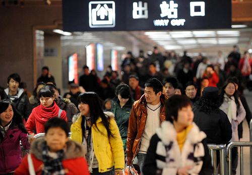 2月18日,旅客們在南京火車站出站。 當(dāng)日,南京火車站迎來大批探親返程旅客,迎來節(jié)后春運(yùn)客流高峰。 新華社記者孫參攝