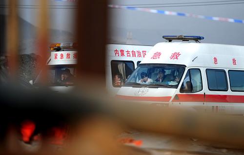 3月1日,救援車輛在發(fā)生透水事故的煤礦等待救援遇險(xiǎn)人員。新華社記者 任軍川 攝