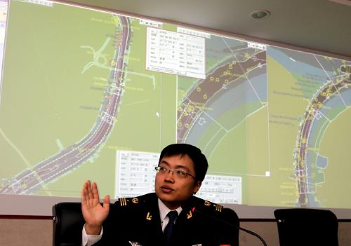 3月5日,上海世博會水上交通管控和應急指揮中心人員在向媒體介紹管控方案。當日,交通部海事局在滬舉行新聞發(fā)布會,宣布上海世博會水上交通安全與應急保障的主要監(jiān)管措施。根據方案,上海世博會期間,黃浦江及周邊水域將劃分為核心管制區(qū)、周邊控制區(qū)、外圍防范區(qū)和預控區(qū);進出黃浦江水域的船舶將實施動態(tài)報告;執(zhí)行船舶準入制度,禁止未配備船舶自動識別系統(tǒng)的船舶進入世博核心管制區(qū)。據介紹,世博會期間,黃浦江核心管制區(qū)水域將形成日均1200艘次的過境船舶流量,其密集程度將極大考驗世博會水上交通安全保障體系。新華社記者 任瓏 攝