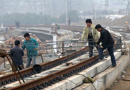 3月14日,工作人員在滬寧城際鐵路南京中央門附近的工地上施工。滬寧城際鐵路貫穿上海、蘇州、無錫、常州、鎮(zhèn)江和南京,設(shè)計(jì)時(shí)速350公里,全長300公里,其中江蘇省境內(nèi)269公里,是連接上海和江蘇南部區(qū)域的重要鐵路線。滬寧城際鐵路將于今年5月1日試車,6月1日試運(yùn)行,7月1日正式通車。新華社發(fā)(孫忠南 攝)