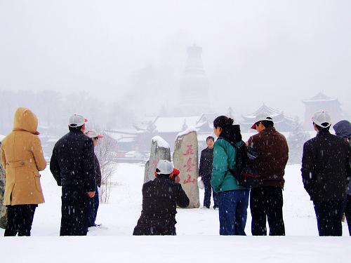 3月14日,前來五臺(tái)山游覽的游客在雪中留影。受冷空氣影響,山西五臺(tái)山連續(xù)兩天降下雨雪,大雪給景區(qū)增添了別樣的風(fēng)情。新華社發(fā)(焦瑾琦 攝)