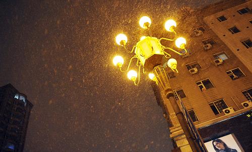 3月14日,長春市街頭大雪紛飛。當(dāng)日,吉林省出現(xiàn)大范圍降雪天氣。吉林省氣象臺(tái)發(fā)布暴雪黃色預(yù)警信號,預(yù)計(jì)15日長春市還將迎來暴雪天氣。新華社記者 王昊飛 攝