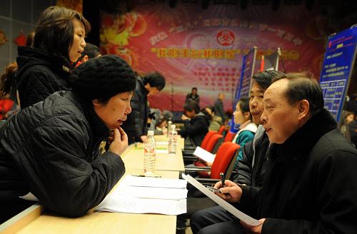 3月16日,一位中年女性應(yīng)聘者和招聘單位代表交流。當(dāng)天,北京市豐臺(tái)區(qū)婦聯(lián)攜手豐臺(tái)區(qū)人力資源和社會(huì)保障局共同舉辦專(zhuān)場(chǎng)招聘會(huì),為婦女提供就業(yè)崗位。經(jīng)過(guò)人力社保單位的篩選,40家用人單位參加招聘會(huì),提供32個(gè)工種、2042個(gè)就業(yè)崗位。新華社記者 李文 攝