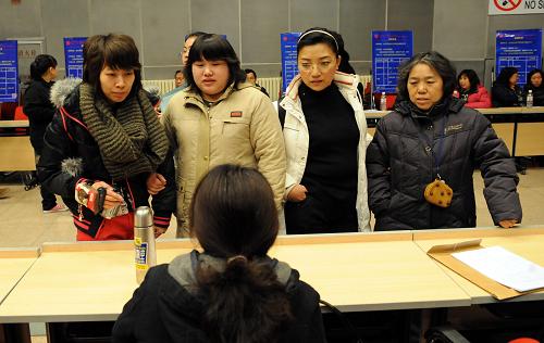 3月16日,女性應(yīng)聘者在招聘展位前咨詢(xún)。新華社記者 李文 攝