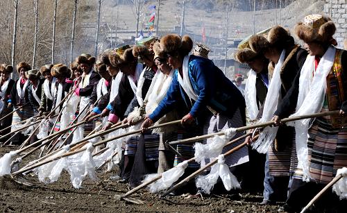 3月16日,西藏山南地區(qū)乃東縣頗章鄉(xiāng)哈魯崗村在舉行春耕儀式。當(dāng)日是藏歷2月1日,是春耕的第一天。西藏各地農(nóng)民穿著節(jié)日服裝,舉行隆重的春耕儀式,祈愿農(nóng)業(yè)豐收。新華社記者 格桑達(dá)瓦 攝