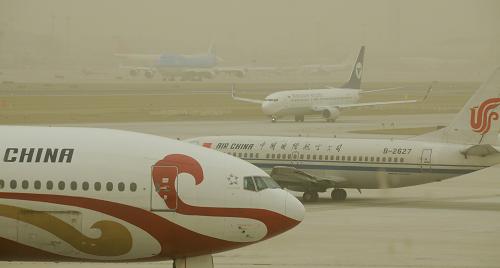 這是沙塵籠罩下的首都機(jī)場(chǎng)停機(jī)坪和跑道(3月22日攝)。3月22日,沙塵暴再度襲擊北京,受大風(fēng)及沙塵影響,首都機(jī)場(chǎng)部分航班發(fā)生延誤。新華社記者 王建華 攝