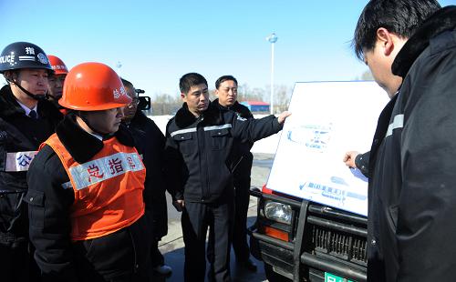 3月24日,工作人員在演練中制定殘損航空器搬移方案。新華社記者 顏秉光 攝