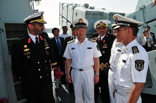 3月24日,在阿聯(lián)酋首都阿布扎比的扎耶德港,阿聯(lián)酋海軍副司令賽義德(左一)參觀中國(guó)軍艦的導(dǎo)彈發(fā)射系統(tǒng)。當(dāng)日,由“馬鞍山”號(hào)導(dǎo)彈護(hù)衛(wèi)艦和“千島湖”號(hào)綜合補(bǔ)給艦組成的中國(guó)人民解放軍海軍護(hù)航編隊(duì)在完成亞丁灣海域護(hù)航任務(wù)后抵達(dá)阿布扎比,對(duì)阿聯(lián)酋進(jìn)行首次友好訪問。新華社記者 安江 攝