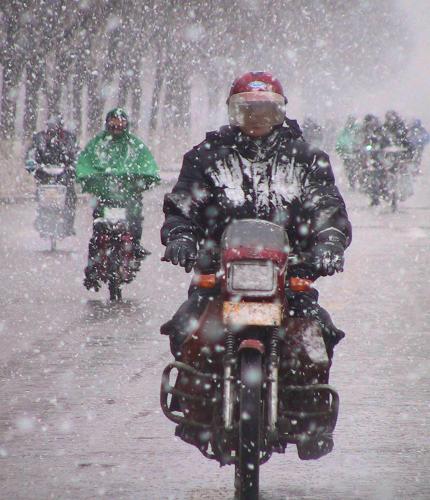 3月25日早晨,山東聊城市民冒雪騎車出行。當日,受冷空氣影響,山東省聊城市降下鵝毛大雪,給人們出行帶來不便。新華社發(fā)(張憲舉 攝)