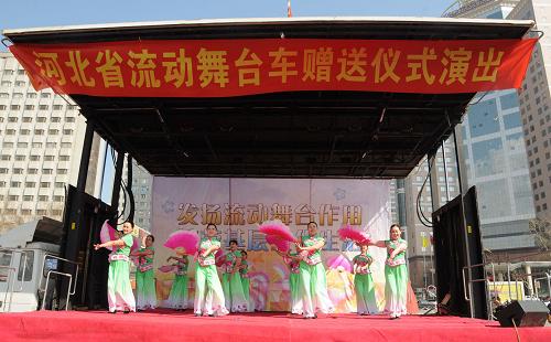 3月25日,河北省群藝館演員在流動(dòng)舞臺(tái)車上表演舞蹈。當(dāng)日,由文化部、財(cái)政部和河北省安排專項(xiàng)經(jīng)費(fèi)統(tǒng)一采購(gòu)的20輛流動(dòng)舞臺(tái)車分別被配送給河北9個(gè)市的20個(gè)基層藝術(shù)院團(tuán)和文化單位。各地將利用這一新的載體,加大文化下鄉(xiāng)力度,豐富農(nóng)村基層群眾的精神文化生活。新華社記者 王民 攝