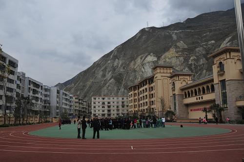這是3月31日拍攝的汶川縣第一小學(xué)。該校由廣州市對(duì)口援建,占地面積20380平方米,建筑面積16207平方米,抗震設(shè)防烈度達(dá)9度,總投資6520萬(wàn)元,可容納36個(gè)教學(xué)班。當(dāng)日,廣州市對(duì)口支援汶川縣城項(xiàng)目整體竣工并移交給威州鎮(zhèn)。新華社記者 肖思思 攝