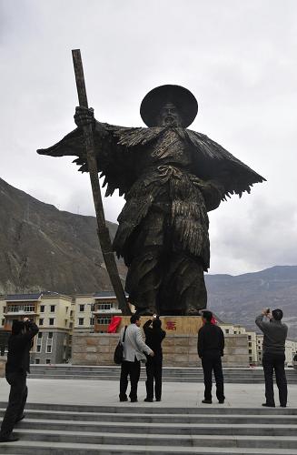 3月31日,觀眾在參觀作為廣東佛山對(duì)口援建汶川水磨鎮(zhèn)工程項(xiàng)目之一的大禹雕塑。該雕塑由廣州雕塑院副院長(zhǎng)許鴻飛設(shè)計(jì)制作,高16米,寬12米,由純銅鑄造,總重28噸,歷時(shí)5個(gè)多月完成。當(dāng)日,廣東省佛山市對(duì)口援建汶川縣水磨鎮(zhèn)78個(gè)工程項(xiàng)目整體移交,這也標(biāo)志著佛山援建進(jìn)入最后收尾階段。新華社記者 周強(qiáng) 攝