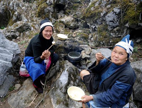 3月31日,南丹縣八圩瑤族鄉(xiāng)利樂村五塘屯老人在守候野外的水源。村民每天24小時(shí)輪流值班,給抽水電機(jī)加油、防止水管漏水、定時(shí)讓水泵休息等。新華社記者 黃孝邦 攝