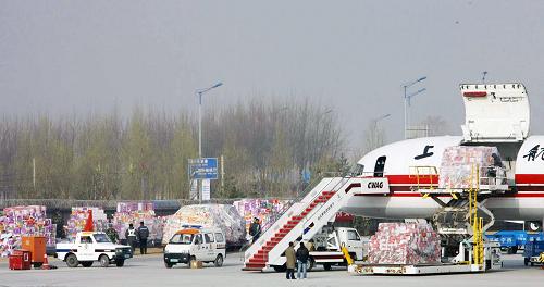 4月18日,民航部門調(diào)配飛機(jī)在西寧曹家堡機(jī)場(chǎng)裝載救災(zāi)物資,準(zhǔn)備送往災(zāi)區(qū)。新華社發(fā)(李翔 攝)