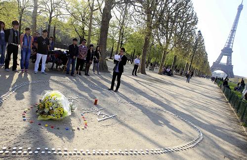 4月18日,在法留學(xué)生在巴黎埃菲爾鐵塔附近參加為玉樹災(zāi)區(qū)祈福儀式。新華社記者 張玉薇 攝