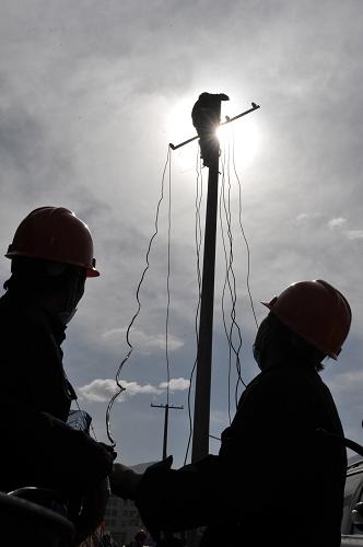 4月19日,電力搶修人員在玉樹州體育場搶修電力設(shè)備。玉樹地震發(fā)生后,電力供應(yīng)一度中斷,目前,在電力部門緊急搶修和調(diào)配臨時供電設(shè)備的努力下,90%的救災(zāi)安置點(diǎn)得到電力供應(yīng)。據(jù)了解,預(yù)計(jì)19日晚,玉樹藏族自治州體育場、賽馬場等地將恢復(fù)正常電力供應(yīng)。新華社記者 王鵬 攝