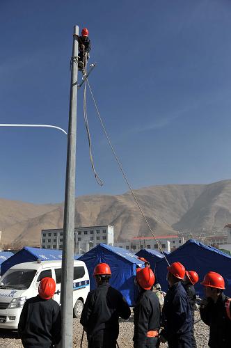 4月19日,電力搶修人員在玉樹州體育場搶修電力設(shè)備。新華社記者 王鵬 攝