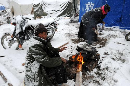 4月22日,在玉樹結(jié)古鎮(zhèn)一處災(zāi)民安置點(diǎn),群眾在做早飯。當(dāng)日,青海玉樹地震災(zāi)區(qū)出現(xiàn)降雪天氣。新華社記者 朱祥 攝