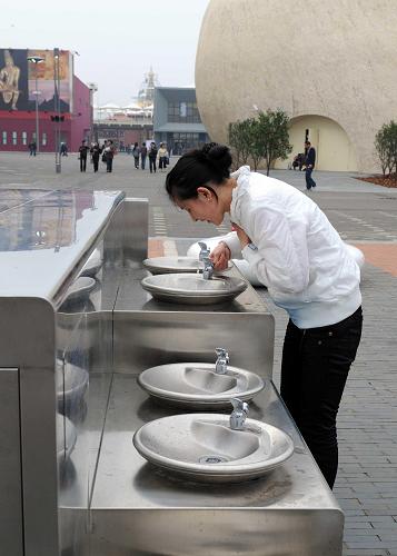 4月21日,游客在上海世博園區(qū)飲水點(diǎn)飲水。為了保證世博會(huì)成功舉辦,上海世博安全保衛(wèi)部門將對(duì)入園游客實(shí)施嚴(yán)格安檢,瓶裝水已被列入游客禁止攜帶的物品清單中。上海世博會(huì)將通過(guò)為游客免費(fèi)提供直飲水的方式解決游客喝水的問題。世博園每個(gè)區(qū)域內(nèi),每隔100米設(shè)一個(gè)直飲水臺(tái),全園共設(shè)100個(gè)直飲臺(tái),每個(gè)飲水臺(tái)有8至12個(gè)出水口,可同時(shí)保證1000多人同時(shí)飲水,水質(zhì)衛(wèi)生標(biāo)準(zhǔn)優(yōu)于歐盟標(biāo)準(zhǔn)。新華社記者 陳樹根 攝