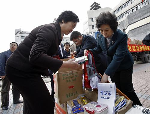 4月22日,教育部副部長陳小婭(右一)在整理即將運往玉樹災(zāi)區(qū)的學(xué)生書包。每個書包內(nèi)有鉛筆、作業(yè)本等學(xué)習(xí)用具以及飯盒、水杯、毛巾、牙刷、創(chuàng)可貼等生活用品。新華社記者 沈伯韓 攝