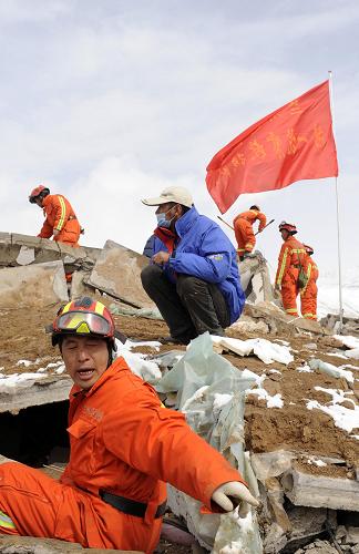 4月22日,蘭州軍區(qū)搶險(xiǎn)救援隊(duì)大隊(duì)長楊新民(前)在指揮隊(duì)員搜救。當(dāng)日,蘭州軍區(qū)搶險(xiǎn)救援隊(duì)在玉樹地震受災(zāi)最嚴(yán)重的扎西大同村進(jìn)一步展開拉網(wǎng)式搜查,繼續(xù)進(jìn)行搜救工作并幫助當(dāng)?shù)夭刈迦罕娡诰虮宦竦馁F重物品。新華社記者 郭磊 攝
