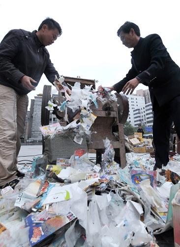 4月22日,湖南省“掃黃打非”工作小組在長沙市田漢大劇院前舉行侵權(quán)盜版及非法出版物集中銷毀活動,共銷毀61萬冊非法書報刊和50萬張非法音像制品、電子出版物。新華社記者 龍弘濤 攝