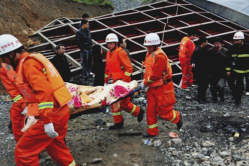 4月22日,巴東消防官兵將翻船事故遇難者遺體打撈上岸。記者從“4·21”湖北巴東水上交通安全事故施救指揮部獲悉,巴東清江水域翻船事故打撈工作已取得初步進(jìn)展,截至22日11時40分,已有4名男性遇難者遺體被打撈上岸。新華社發(fā)(文林 攝)