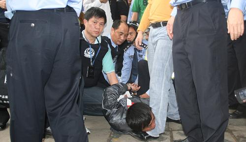4月28日,犯罪嫌疑人被迅速出警的公安民警制服。當(dāng)日15時(shí)左右,廣東省湛江市下轄雷州市雷城第一小學(xué)發(fā)生兇殺案。一名男子沖進(jìn)校園,持刀砍傷15名學(xué)生和1名教師,1名學(xué)生在逃跑時(shí)摔傷。接報(bào)后,當(dāng)?shù)毓矙C(jī)關(guān)民警迅速出警,將犯罪嫌疑人制服。疑兇的作案動(dòng)機(jī)仍在調(diào)查當(dāng)中。截至記者發(fā)稿時(shí),17名傷者暫無生命危險(xiǎn)。據(jù)醫(yī)務(wù)人員介紹,有5名學(xué)生傷情較重,仍處于觀察期。新華社發(fā)