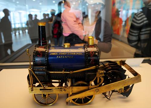 上海世博園世博會博物館里展出的1849年蒸汽引犁模型(4月25日攝)。上海世博會的大幕即將在黃浦江畔開啟。在人類文明長路上傳遞159年的和諧進(jìn)步的接力棒,來到世界上人口最多的國家,13億華夏兒女向世界張開了熱情的雙臂。新華社記者 程敏 攝