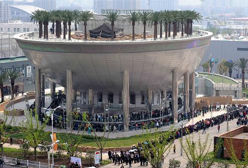 4月23日,游客們排隊進(jìn)入世博園的沙特阿拉伯館參觀。新華社記者 王頌 攝