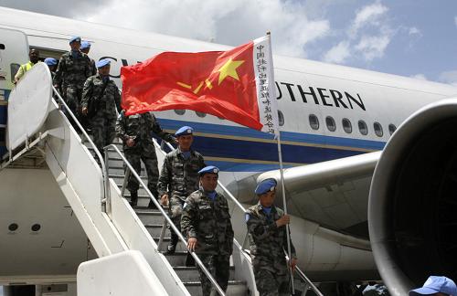 4月29日,我國第10批赴利比里亞維和部隊第一梯隊官兵乘飛機抵達蒙羅維亞羅伯茨國際機場。中國第10批赴利比里亞維和部隊第一梯隊273名官兵4月29日進入任務(wù)區(qū)利比里亞,參加聯(lián)合國賦予的為期8個月的維和行動。新華社發(fā)(范德銀 攝)