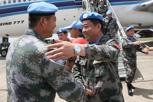 4月29日,我國第10批赴利比里亞維和部隊第一梯隊官兵乘飛機抵達蒙羅維亞羅伯茨國際機場,與前來迎接的維和官兵擁抱。新華社發(fā)(范德銀 攝)