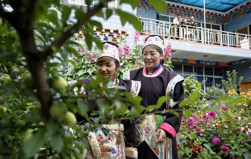 西藏林芝地區(qū)仲果村婦女在查看自家院子里果樹的長勢(7月17日攝)。2010年,西藏自治區(qū)大力實施“一產(chǎn)上水平、二產(chǎn)抓重點、三產(chǎn)大發(fā)展”的經(jīng)濟發(fā)展戰(zhàn)略,經(jīng)濟持續(xù)增長,民生持續(xù)改善,生態(tài)持續(xù)良好,社會持續(xù)穩(wěn)定,經(jīng)濟總量突破500億元。2010年預(yù)計完成地區(qū)生產(chǎn)總值506億元,比2009年增長12.2%,連續(xù)18年保持兩位數(shù)增長。新華社記者 普布扎西 攝