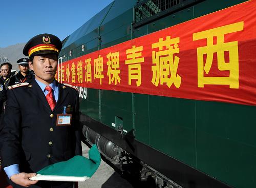 12月27日,裝有8萬(wàn)件西藏青稞啤酒的外銷專列首從拉薩發(fā)車。新華社記者 覺果 攝